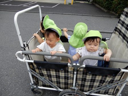 ☆立ち乗りバギーで散歩に行ったよ☆ アイン三枚町保育園わかば組（０歳児クラス） - アイン保育園